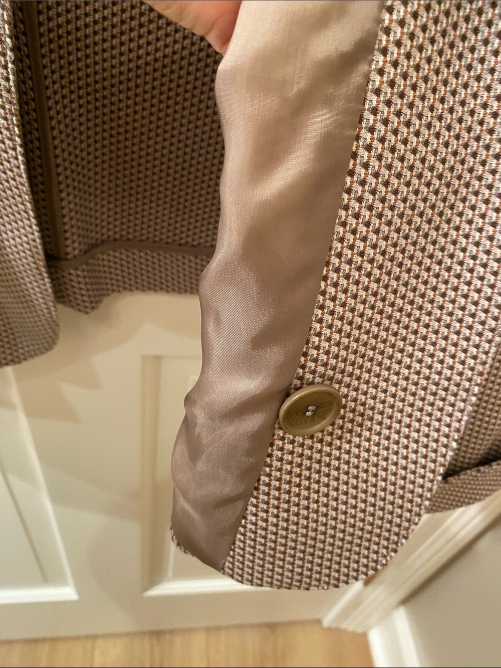 Akris Punto Light Beige/ Black/ Rust Check Blazer • Size 8 - Picture 10 of 14